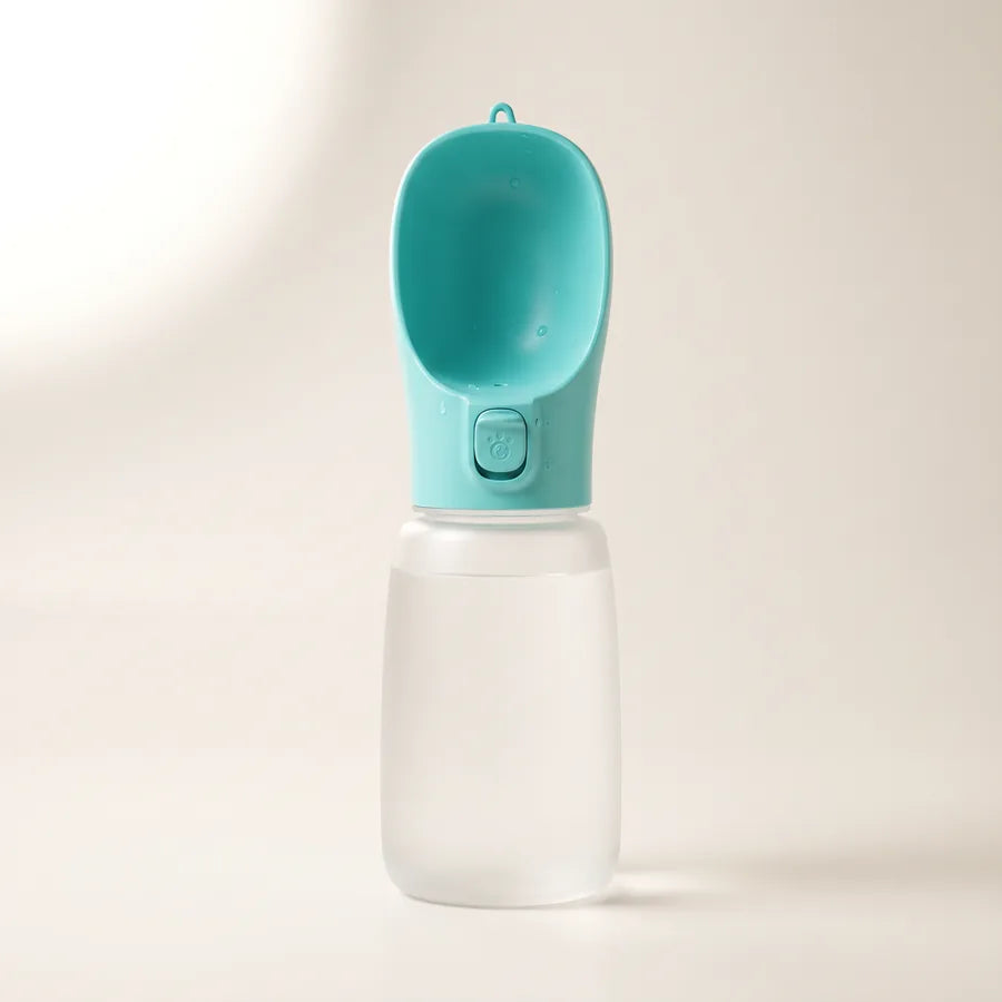 Die Flasche steht aufrecht, der Napf ist leer, das Wasser ist zurück in der Flasche